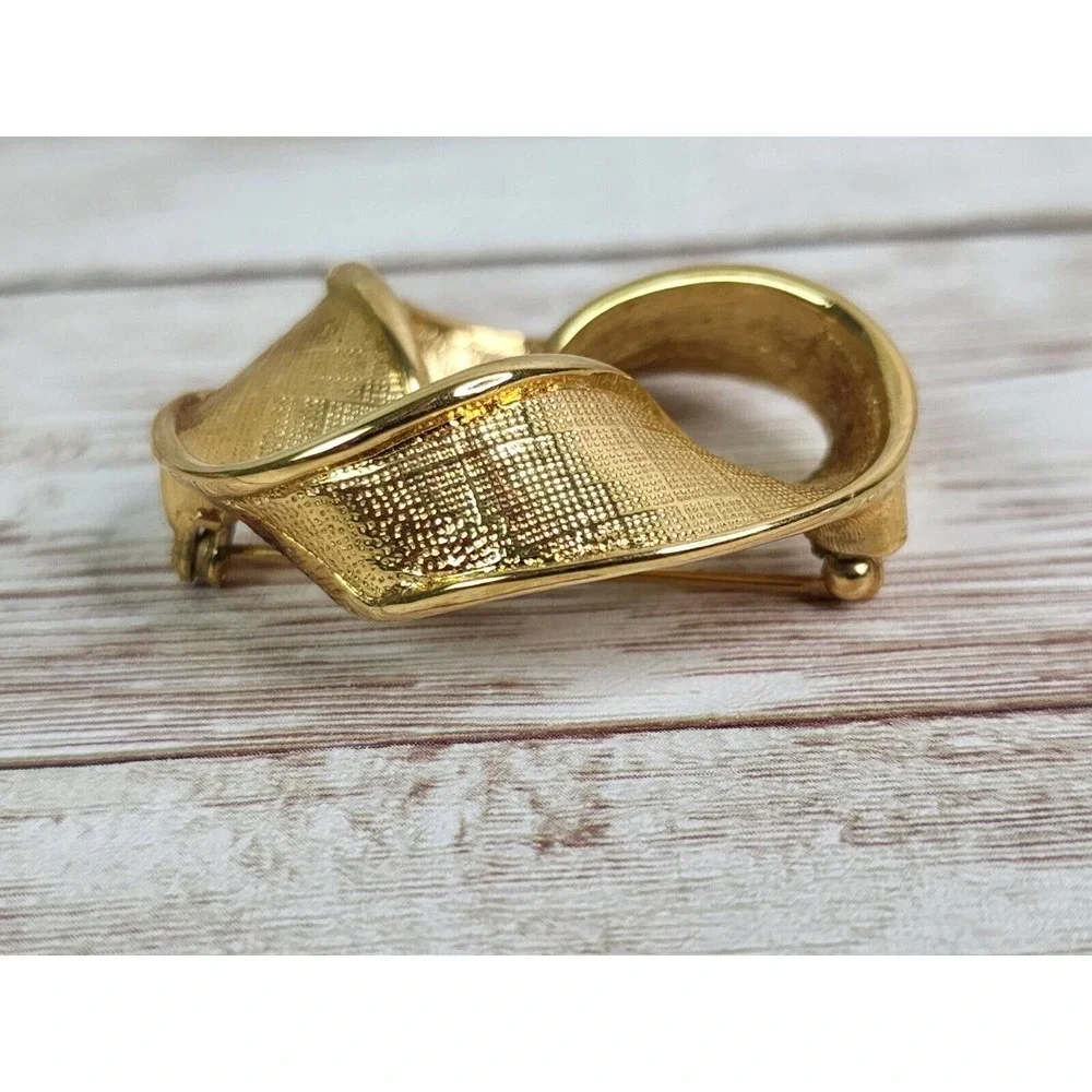 Vintage Napier Brooch Pin Gold Tone Textured Ribbon Wreath Costume Jewelry‎
